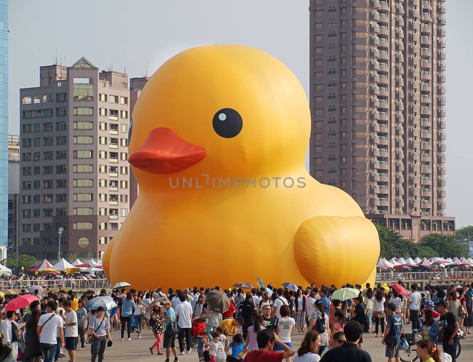 Giant Rubber Duck Visits Taiwan by shiyali