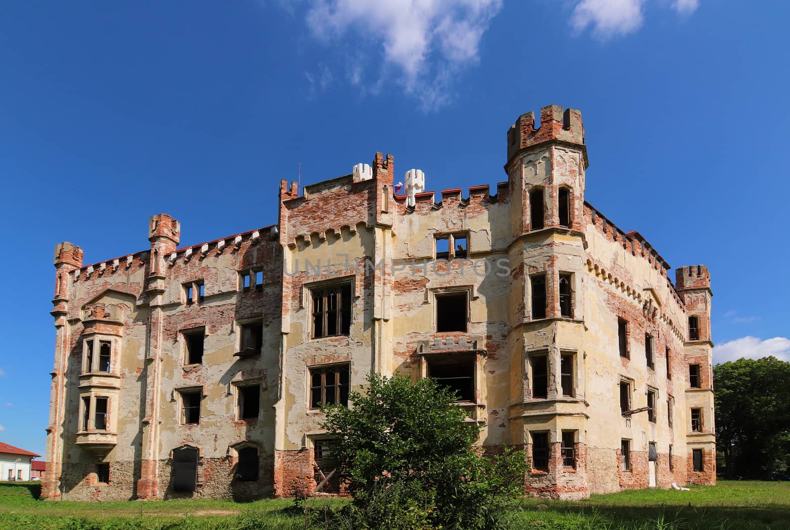 The Cesky Rudolec Chateau - the original water fortress was rebuilt in the 17th century into a Renaissance chateau. In 1860 the baroque castle was burned and subsequently restored in the Neo-Gothic style. It was surrounded by a large English park.
After World War II, he was confiscated, some time served to accommodate the staff of the agricultural cooperative, but it was gradually dilapidated.