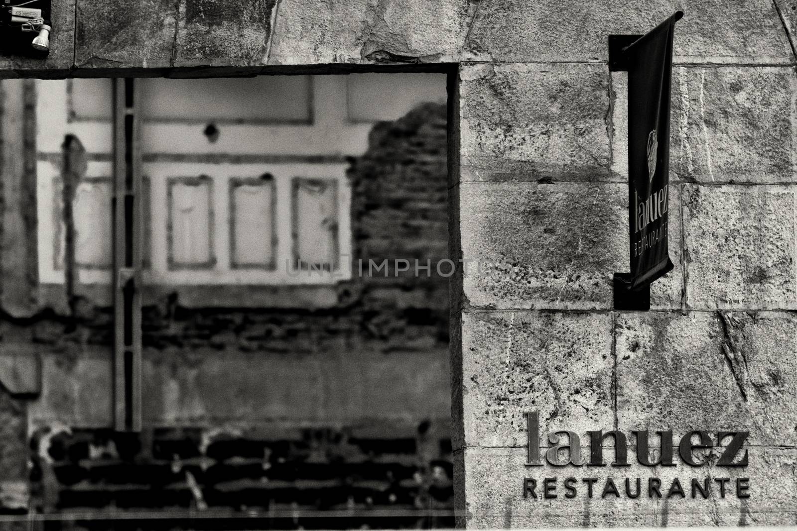 Demolition of The mythical restaurant La Nuez in Pamplona by mikelju