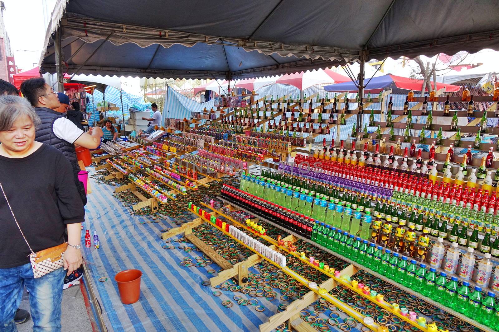 A Skill Game at a Market in Taiwan by shiyali