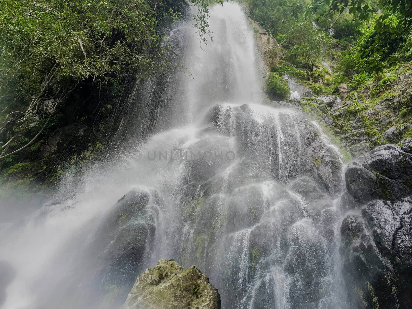 Krok E Dok Waterfall. by suthipong