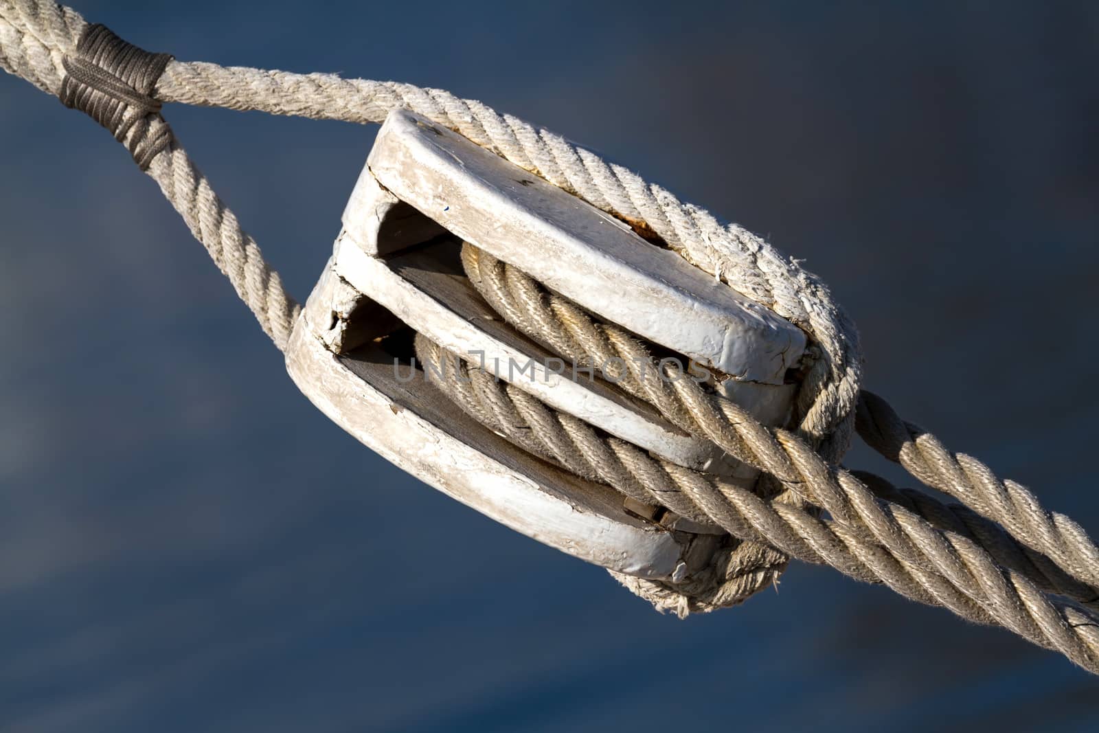 Sailing rope tension with the fishing pulley by Digoarpi