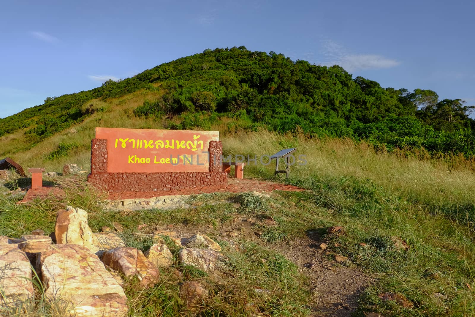 KHAO-LAEM-YA,RAYONG,THAILAND -NOVEMBER 26,2015 :  Place recommendation sign Of Khao Laem Ya Viewpoint.