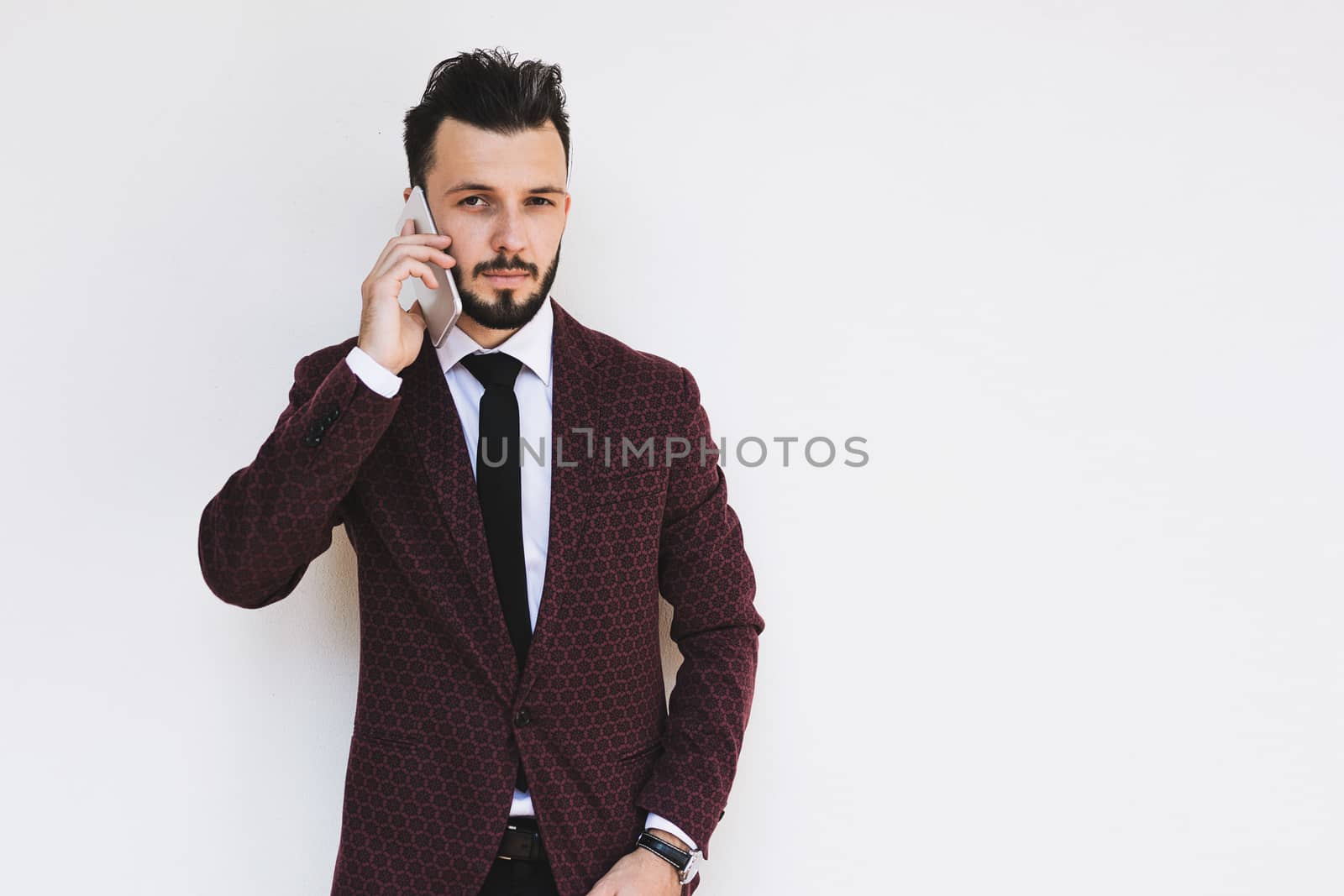 Man talking on the phone by wdnet_studio