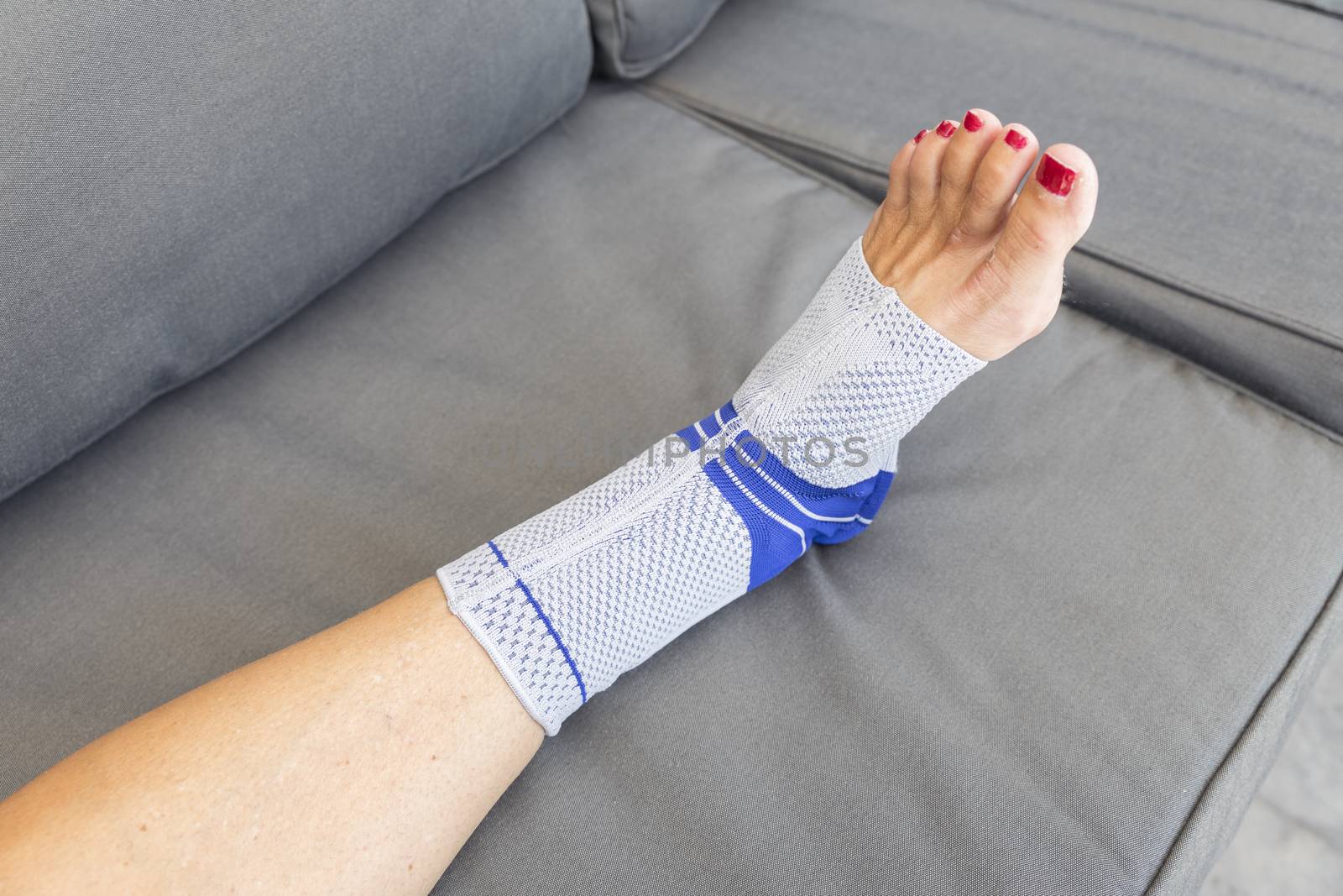 Leg in a a heel brace to prevent haglundse and protect the Achilles tendon