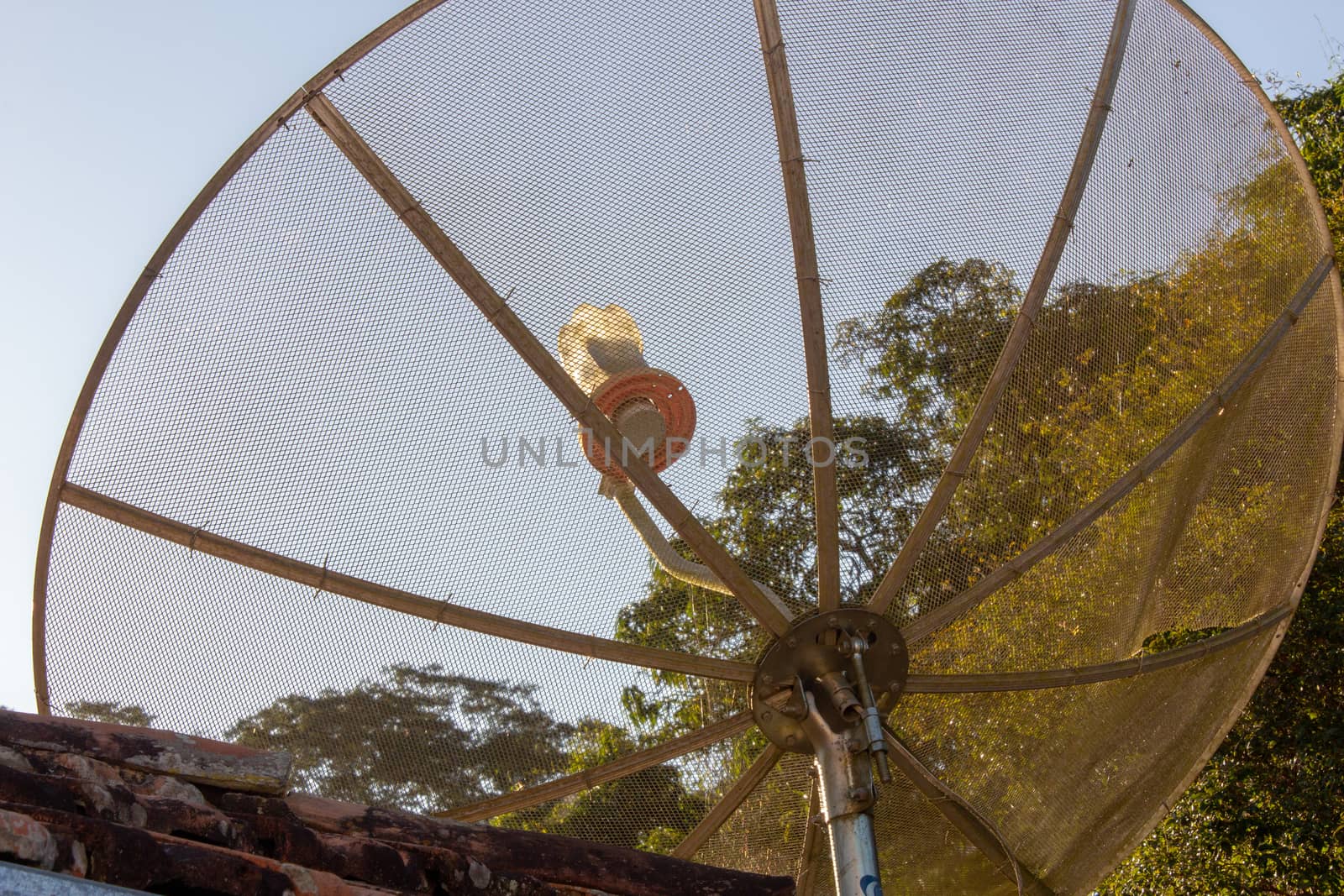 Parabolic antenna for receive TV signal from satellites