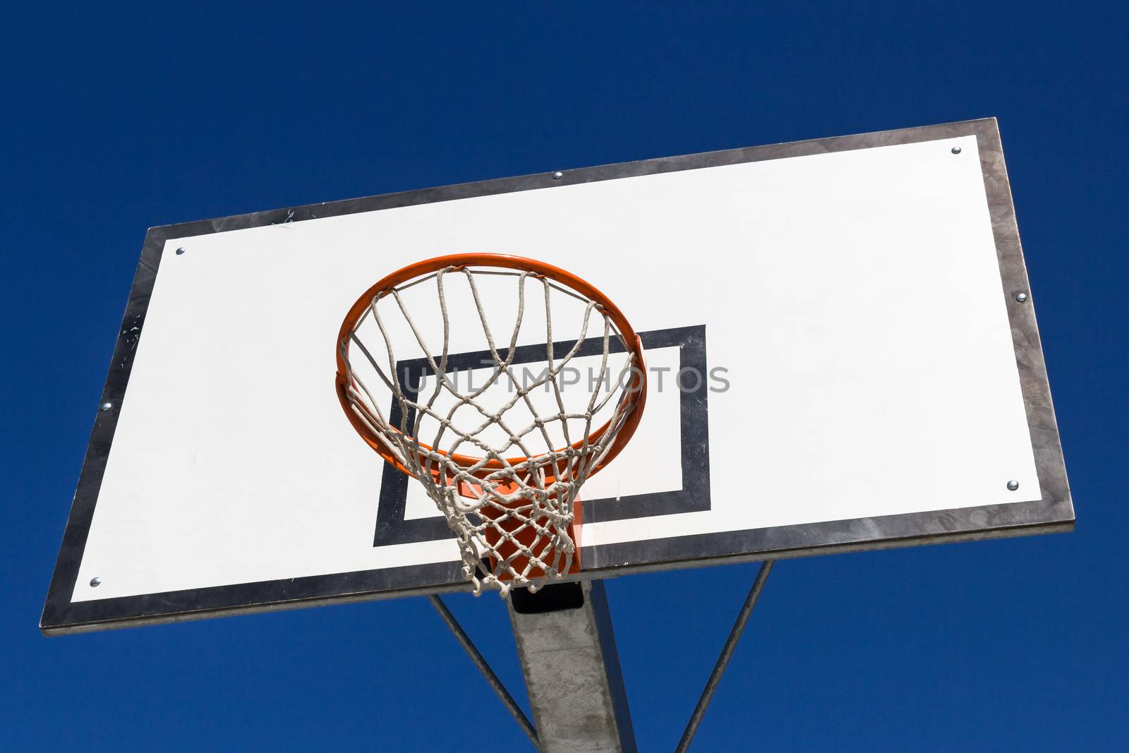 Vista dal basso di un cerchio di cesto per il basket.