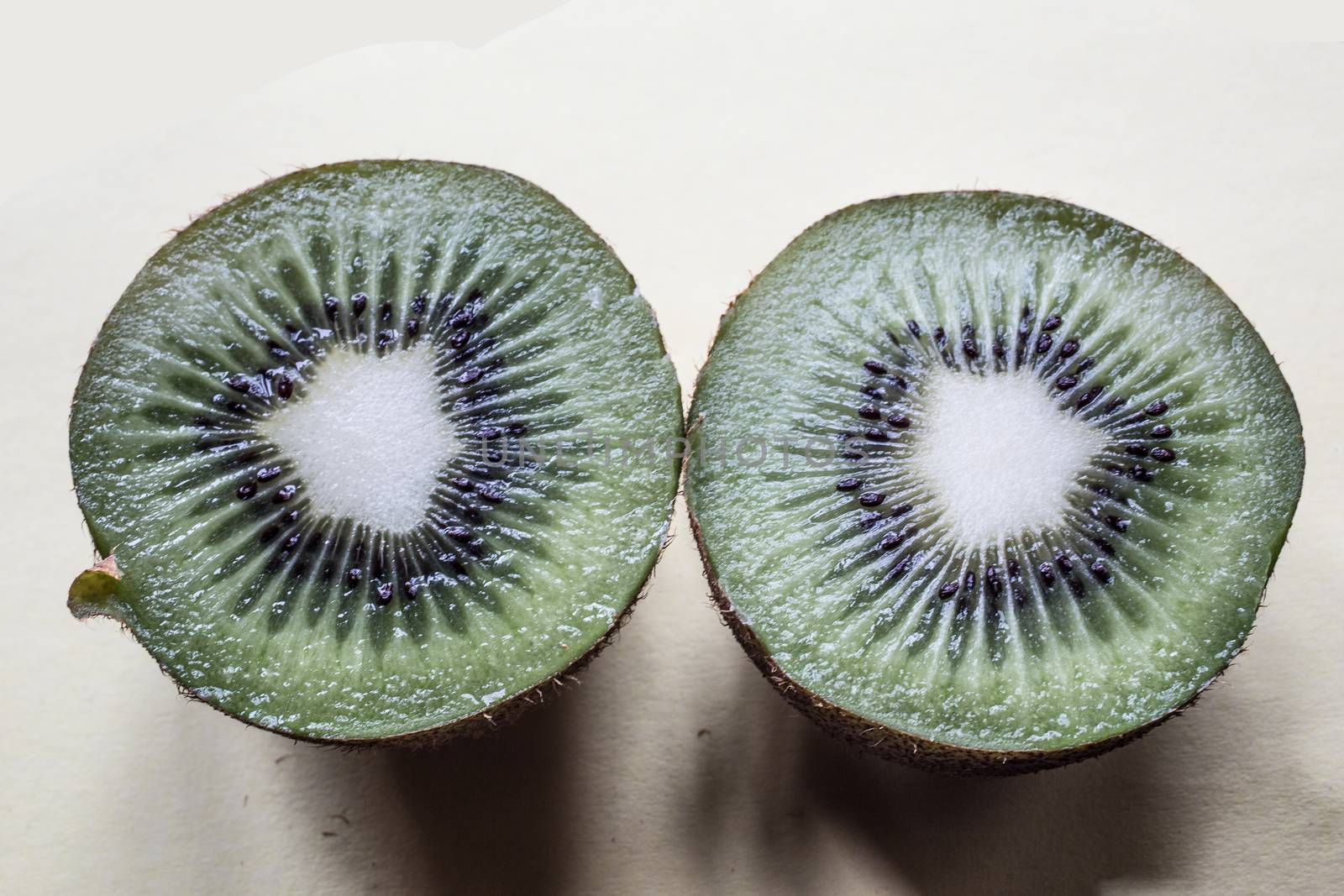 sliced ​​sweet vitamin-rich kiwi