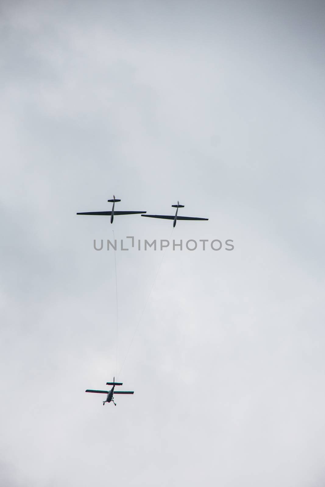 Motor pilot drags two glider pilots into the air