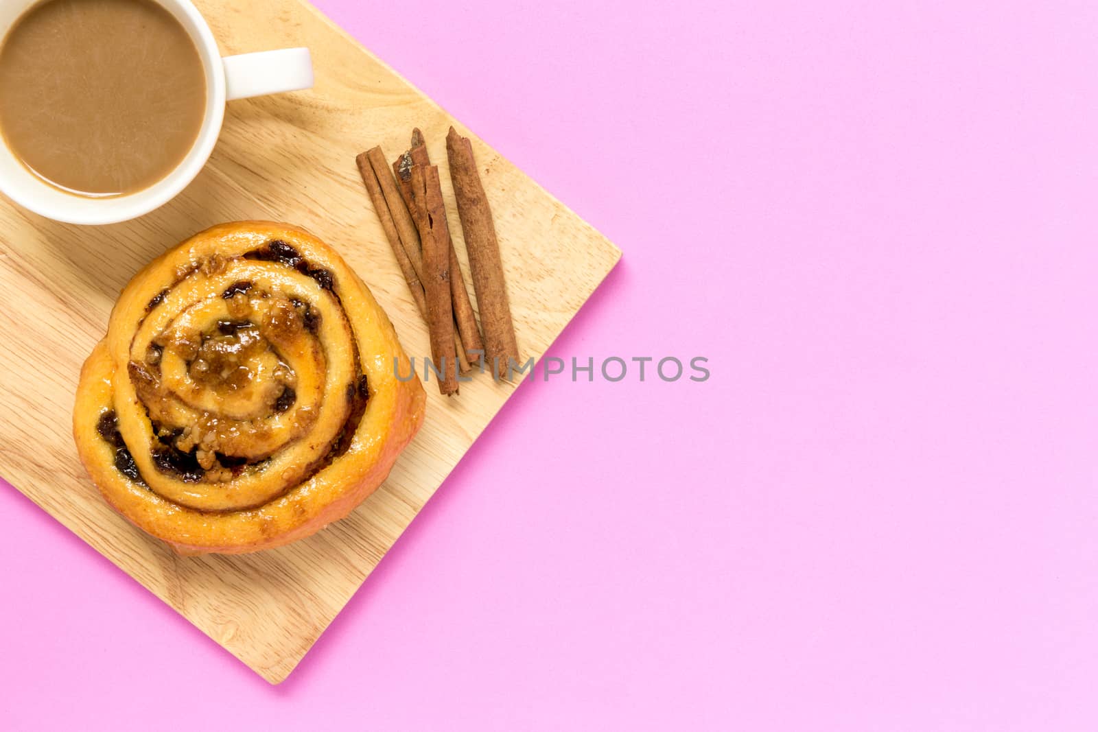 Cinnamon roll freshly made to eat with coffee for break.