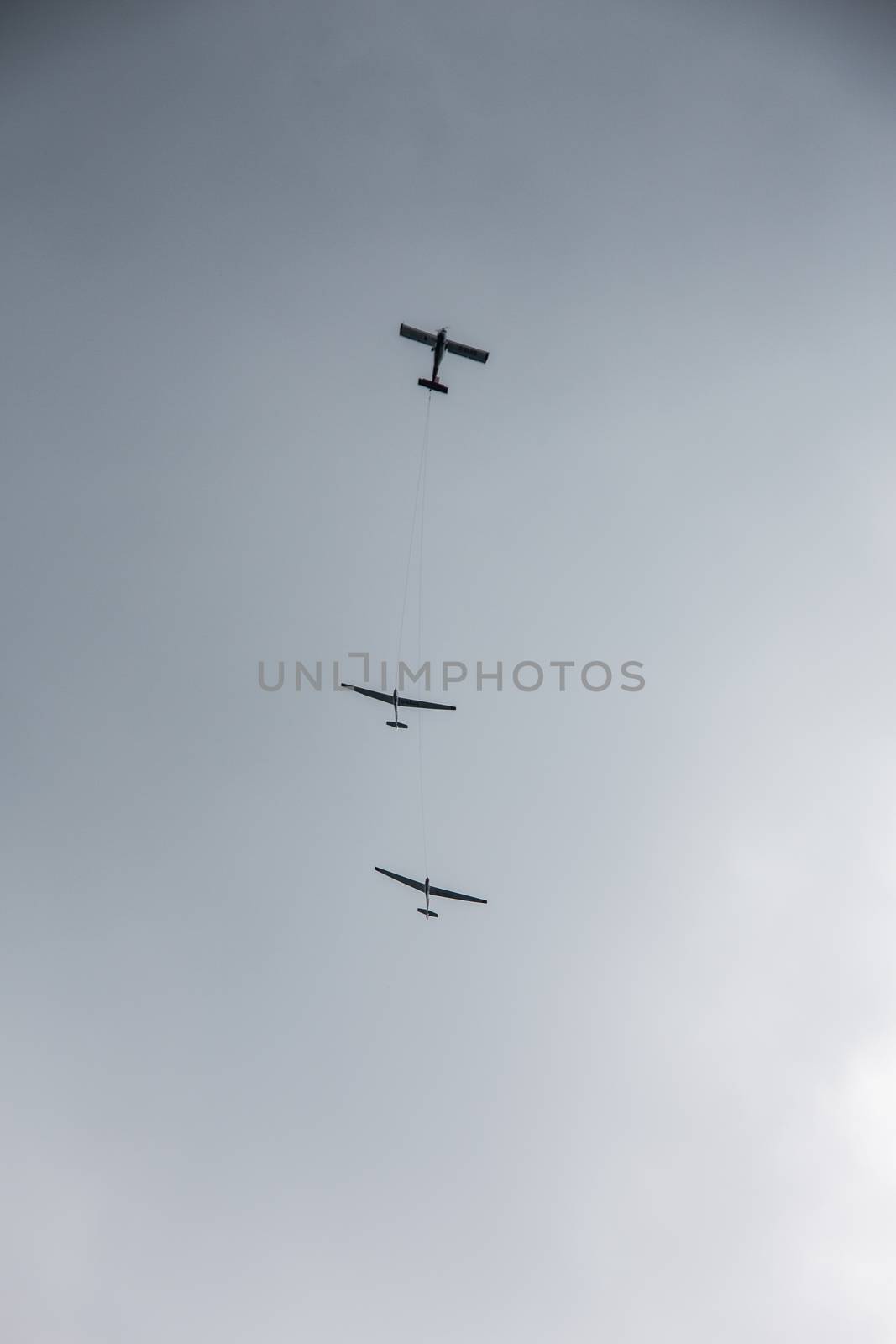 Motor pilot drags two glider pilots into the air