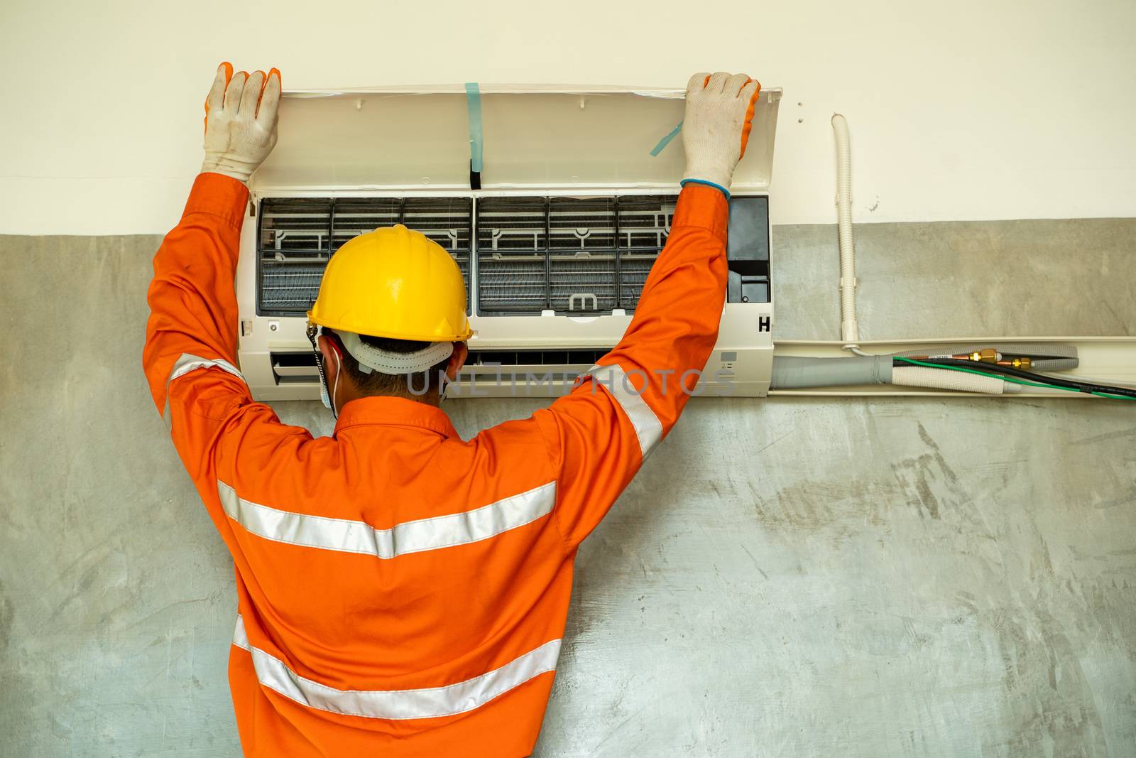 Air conditioning technician,technical install Adjusting Air by Visoot