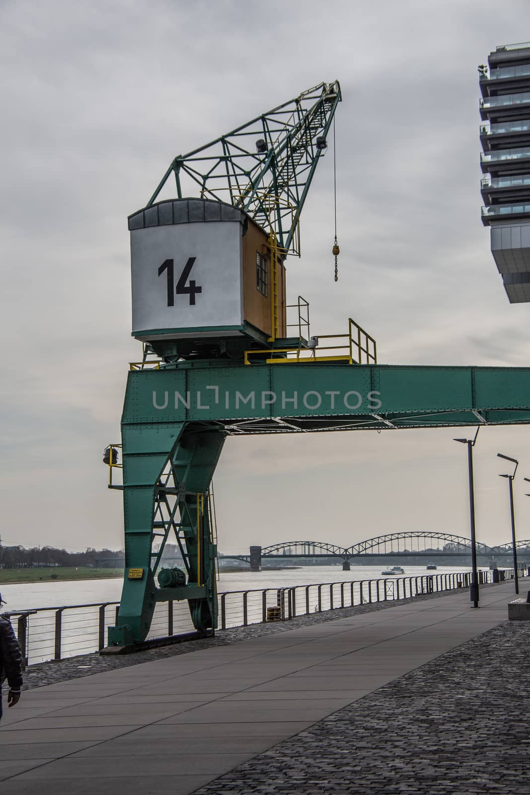 Quay wall with steel load crane