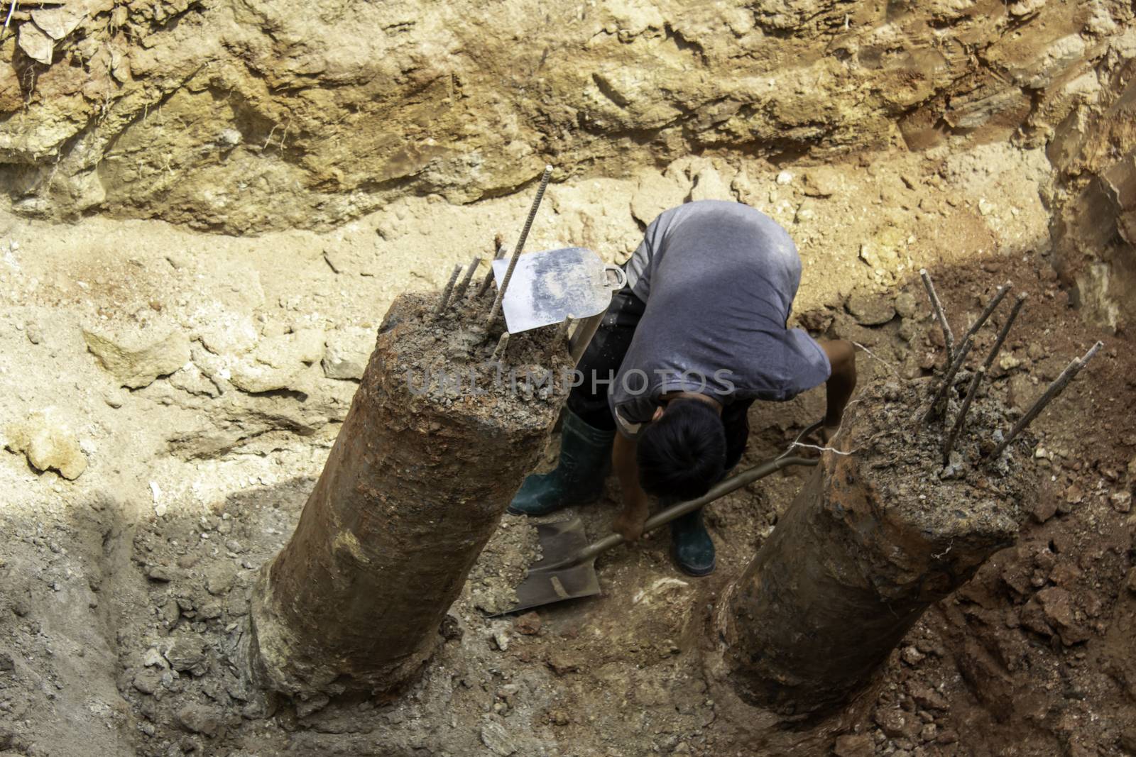 Construction workers are working on construction sites without wearing helmets that are dangerous to life.