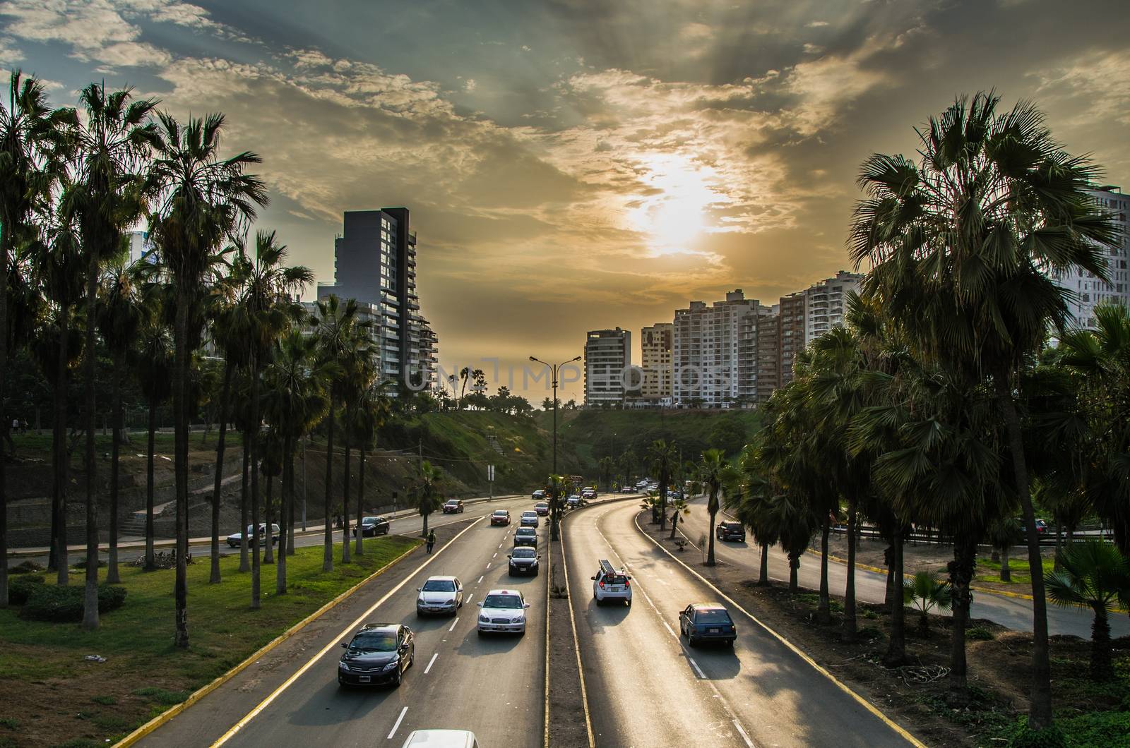 Descent of Armendariz towards the beach, narrow that separates Miraflores and Barranco