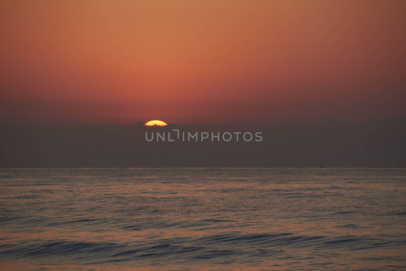 Sunrise in the ocean, the sun appears by raul_ruiz