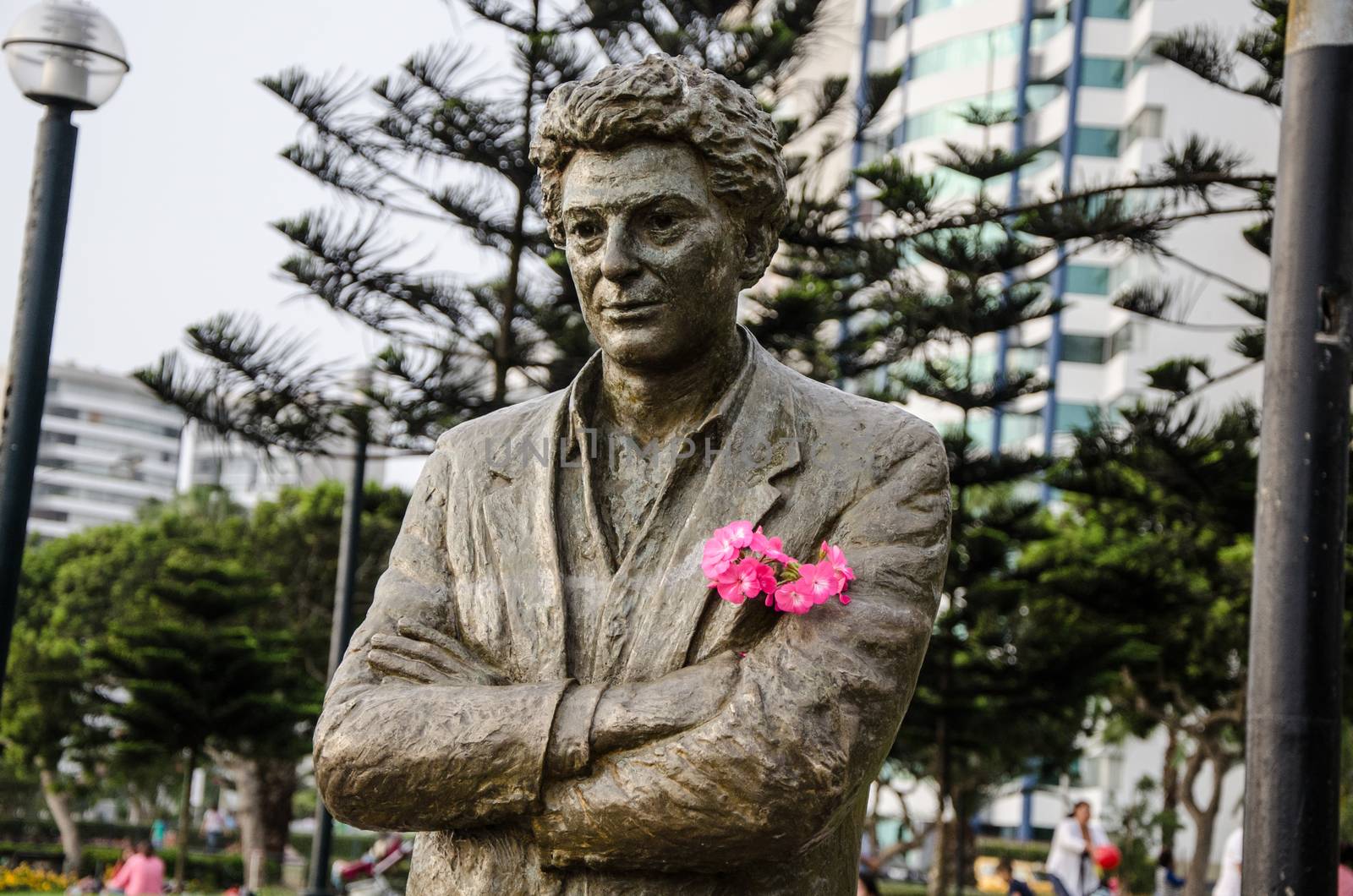 Statue with some flowers in the hands