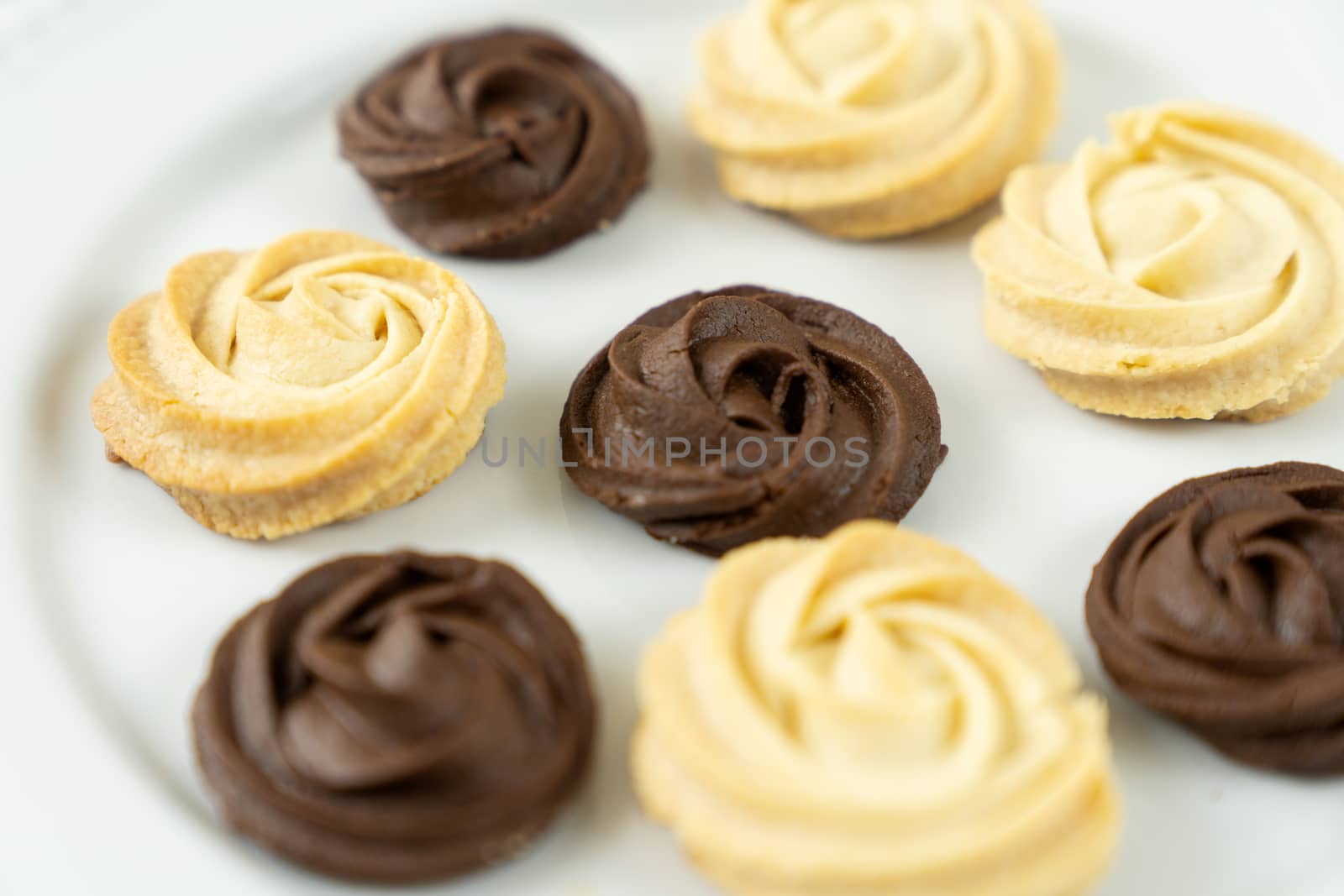 Dark and white chocolate cookies by Kenishirotie