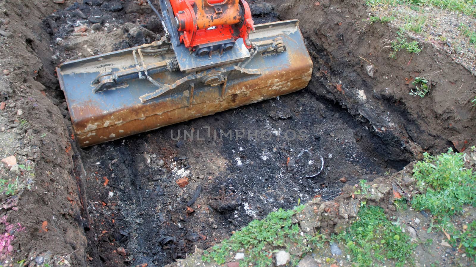 Garbage found when excavating the excavation pit from a former garbage dump in the construction area (old deposit), toxic soil.