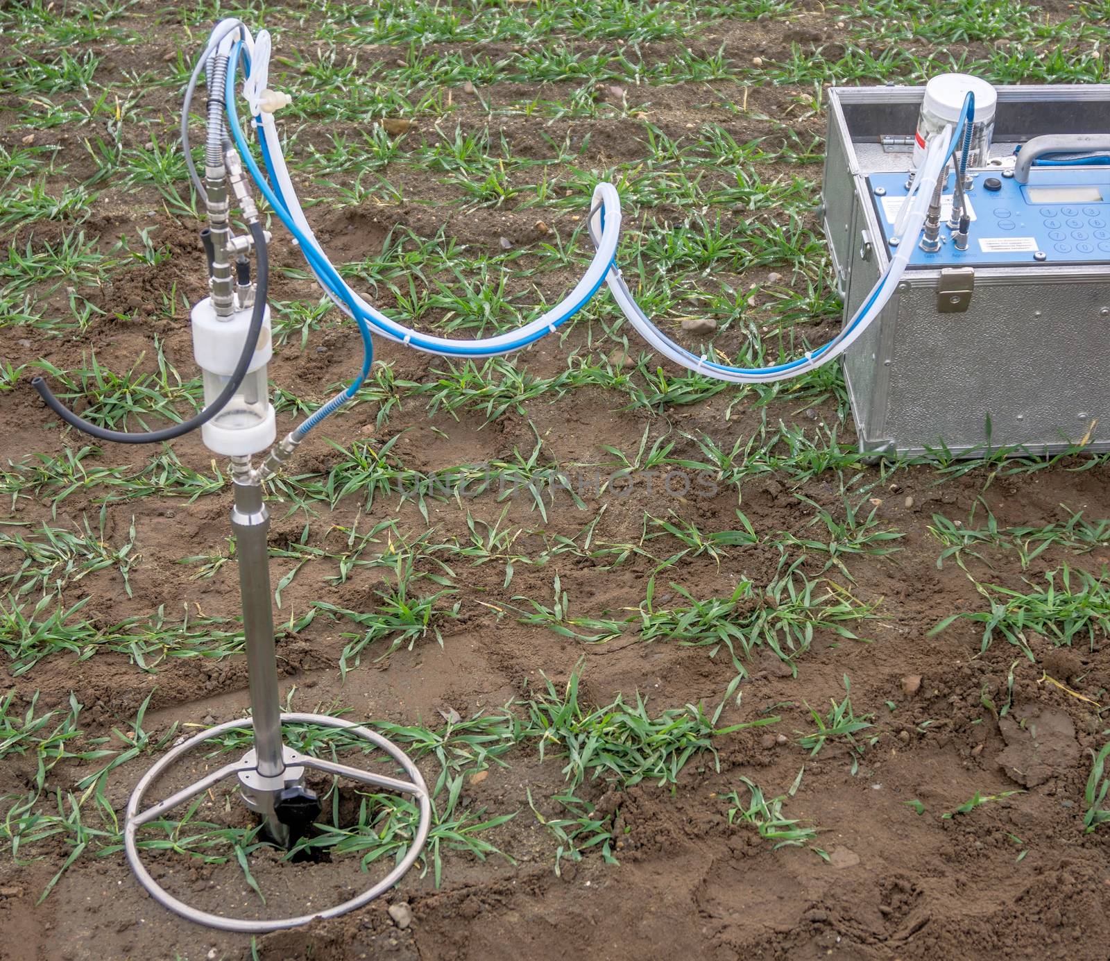 Probe and pump for extracting soil air from the subsoil to test a suspected contaminated site, measure