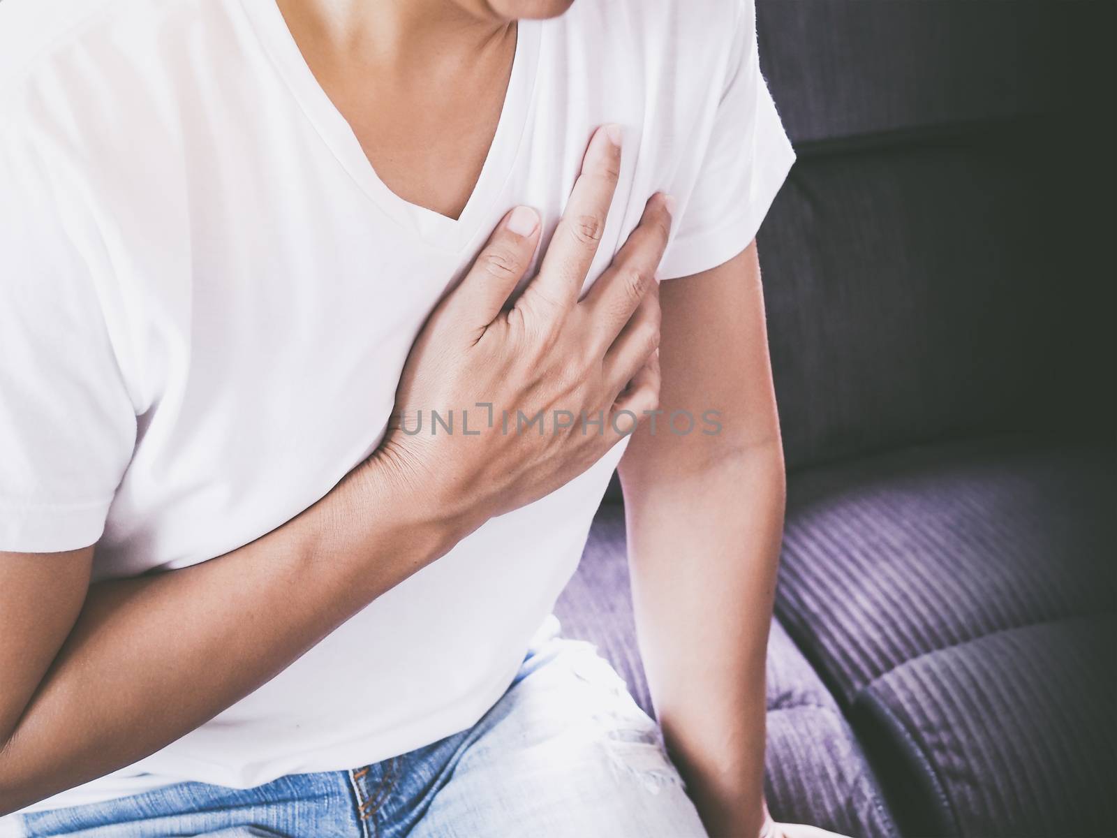 Symptoms of chest pain due to myocardial infarction Sick with heart disease
