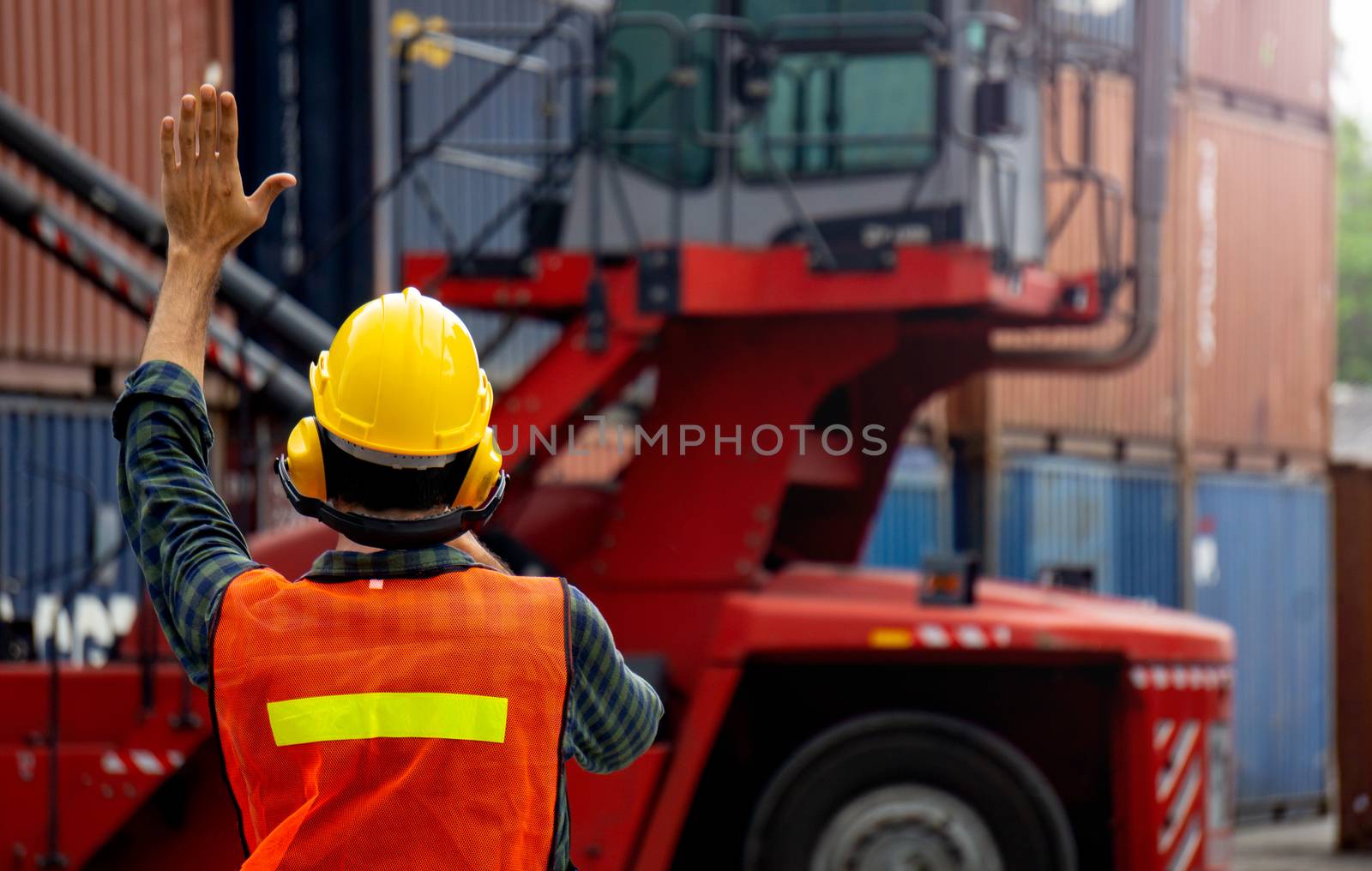 1 Foreman is controlling container loading in import-export business.