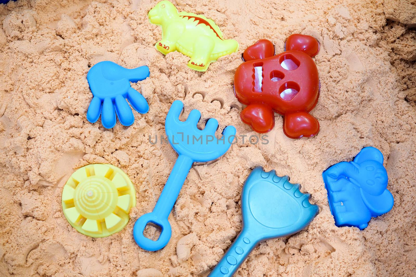 Baby toys, sand play equipment There are mold blocks, sculptures, hands, skulls, dinosaurs and a loader. Enhance learning skills.