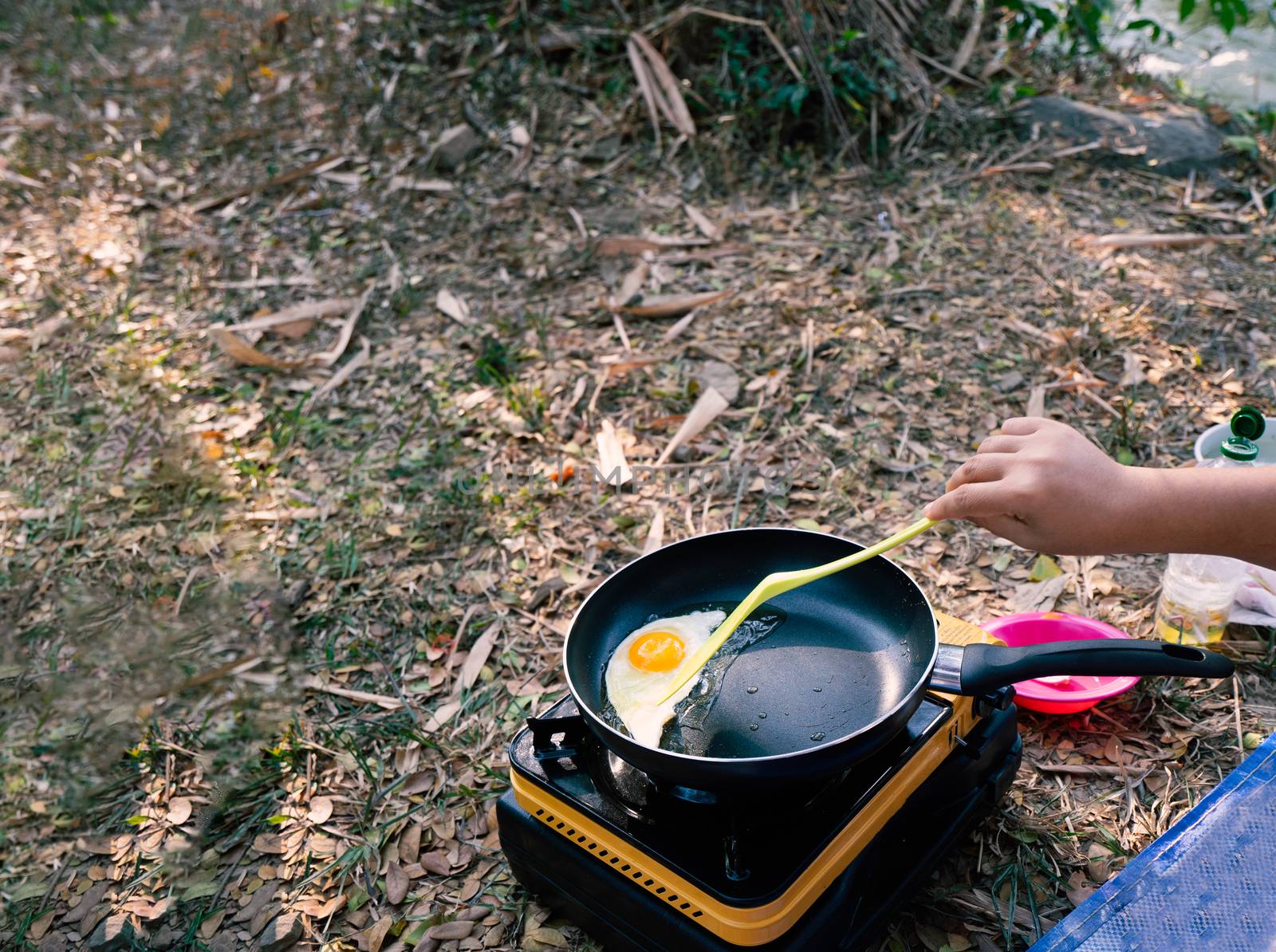 traveller cook omelet breakfast between camping