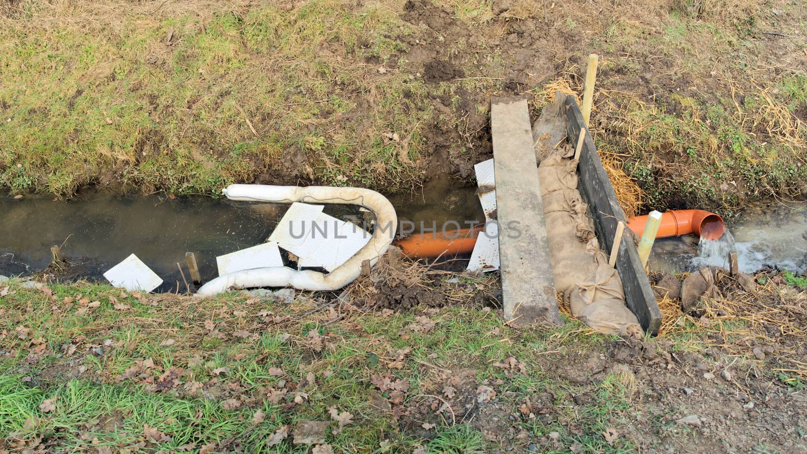 Temporary simple but whirling oil barrier according to the principle of a separator in a small stream, remediation