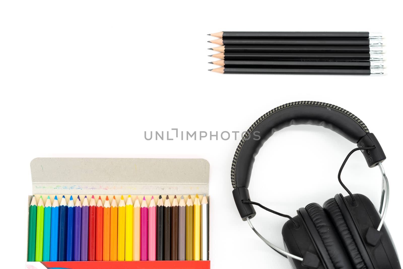 24 wooden colors are placed at the bottom left of the picture and 6 crayons are placed at the top right of the picture and the headphones are at the bottom, all right hands are placed on a white background....
