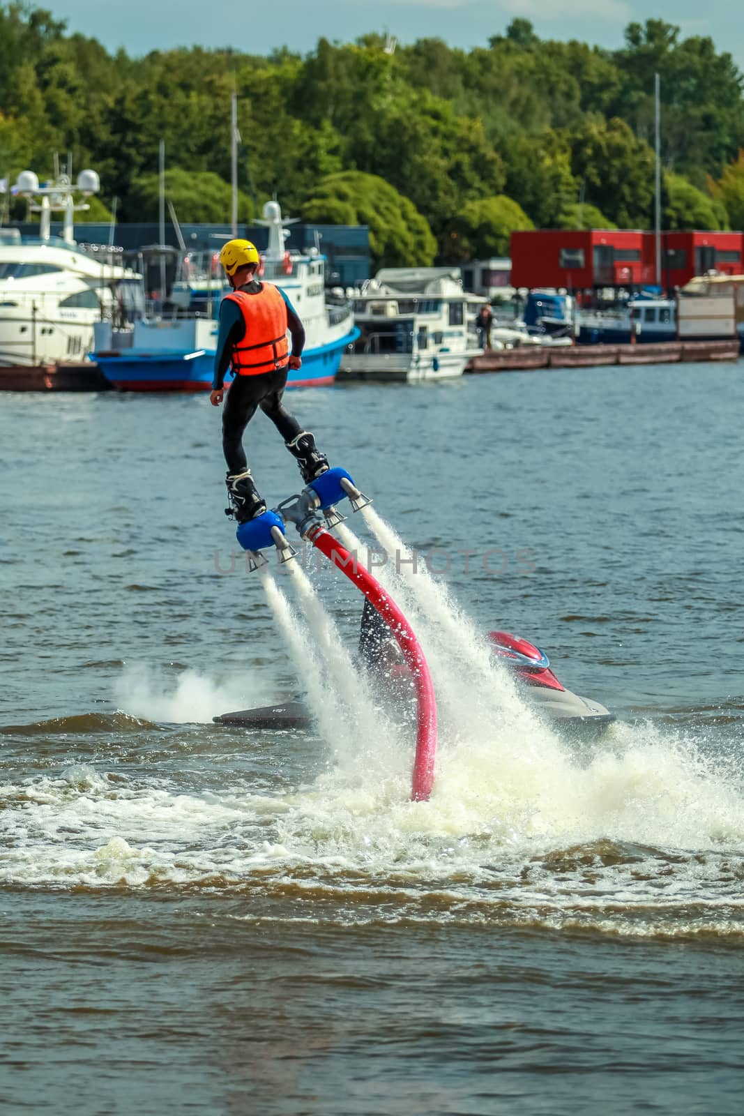 Flyboard player, flying on the board, can rise to a height of 19 meters, perform all sorts of tricks: flips, rotations around its axis, turns, hovering in the air, spectacular exits and dives.