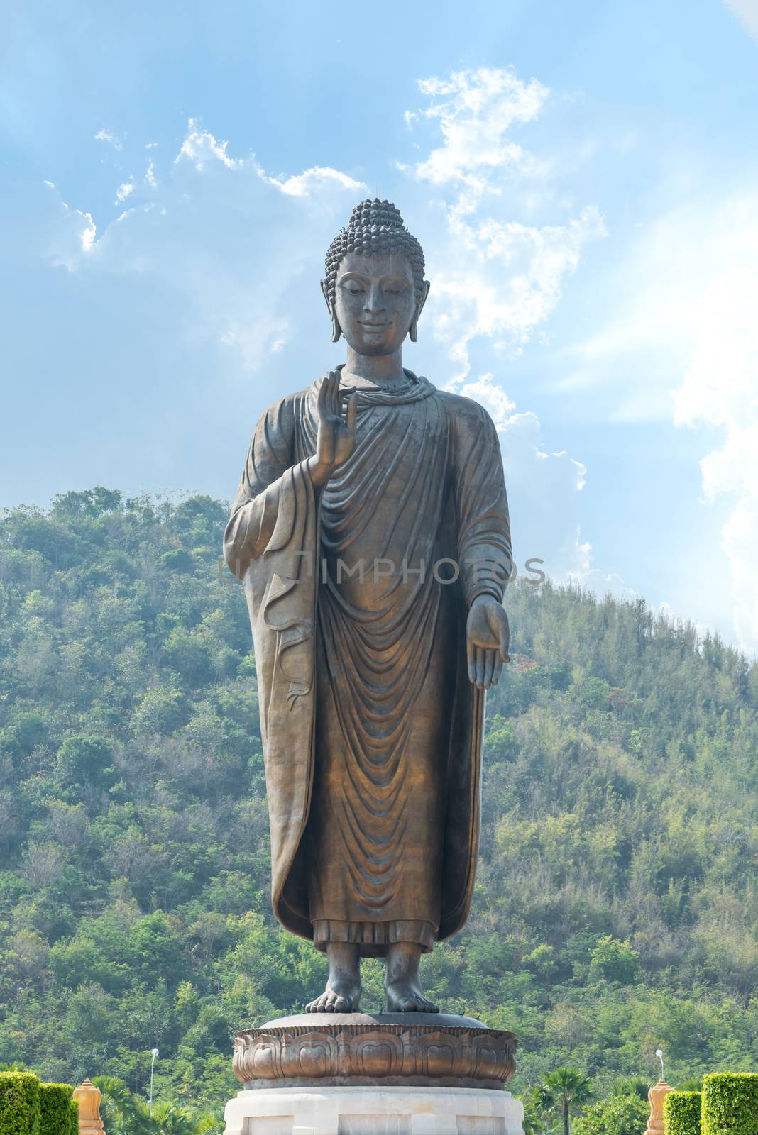 Big Buddha statue Wat Thipsukhontharam temple by PongMoji