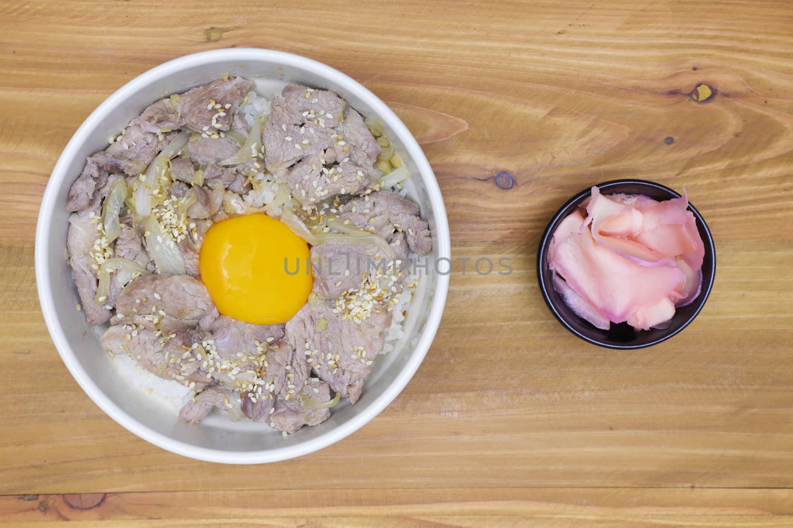 fried pork with onion and white sesame, topped with raw egg yolk