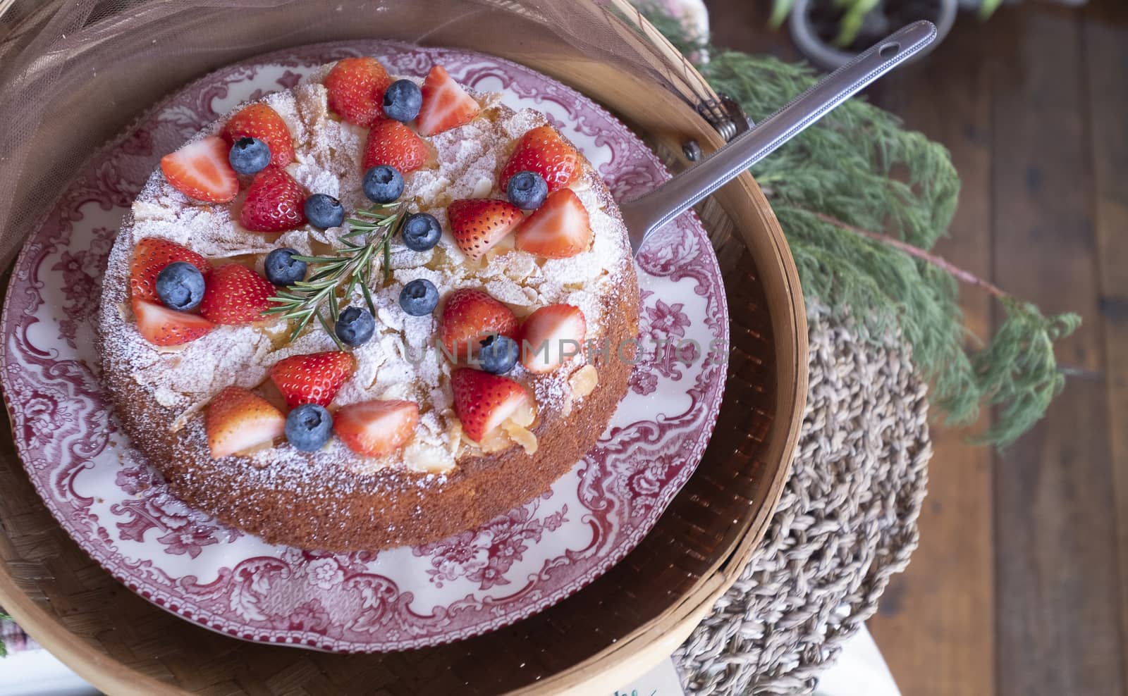 Strawberry, blueberry, almond cake by Nawoot