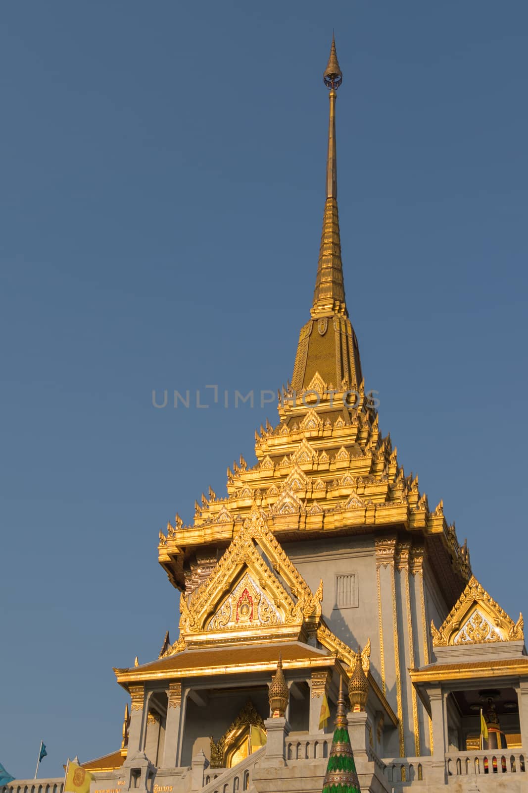 Thai temple, Wat Traimitr Withayaram by PongMoji