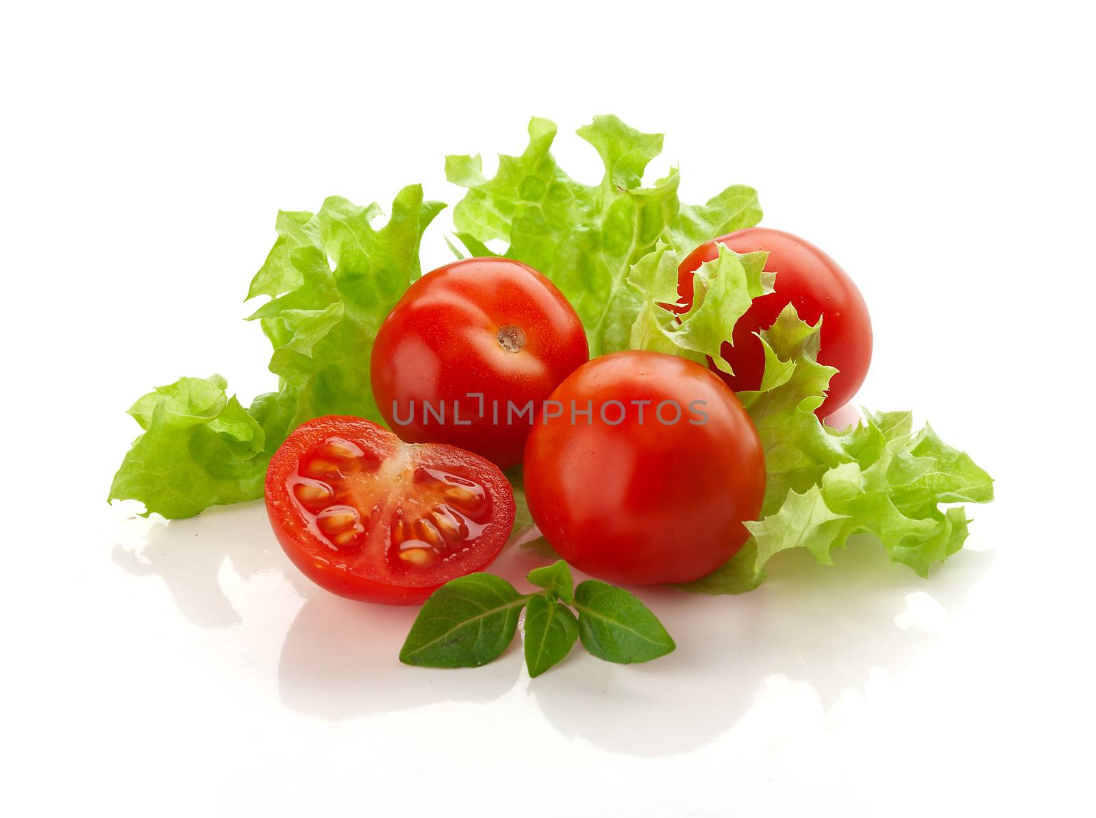 Cherry tomatoes with lettuce by Angorius