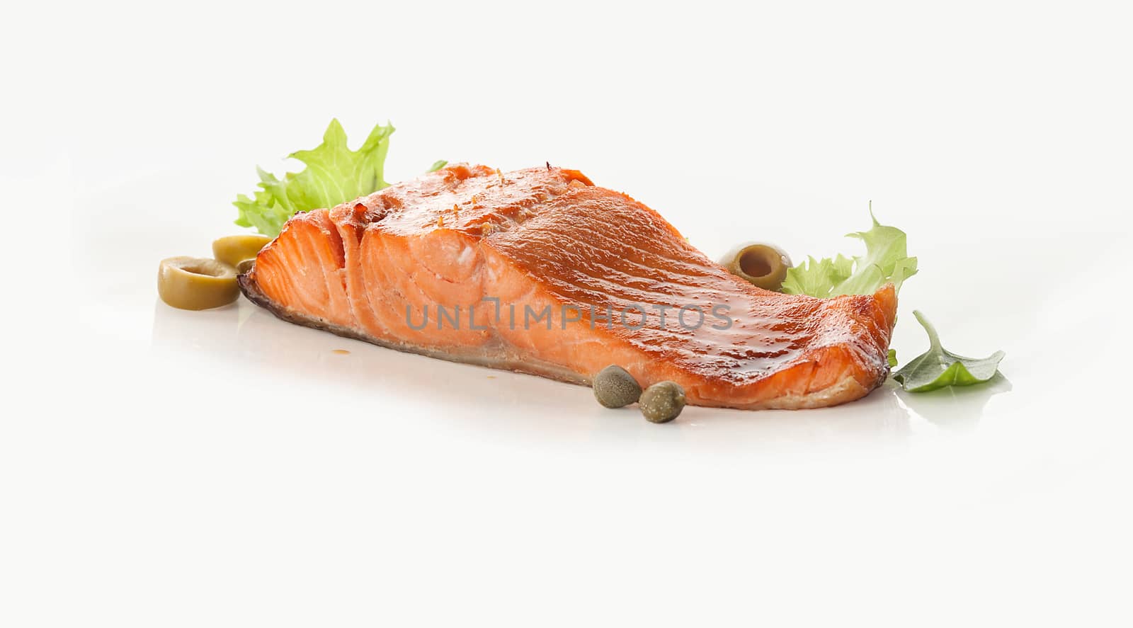 Baked fillet of salmon with olives, capers and lettuce by Angorius