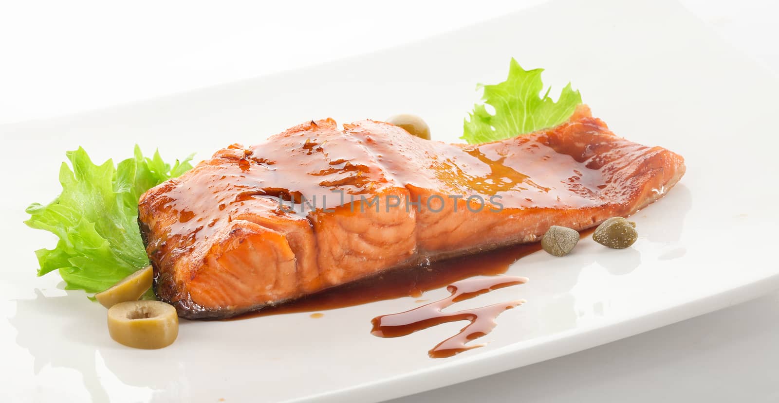 Baked fillet of trout with pomegranate sauce and vegetables by Angorius