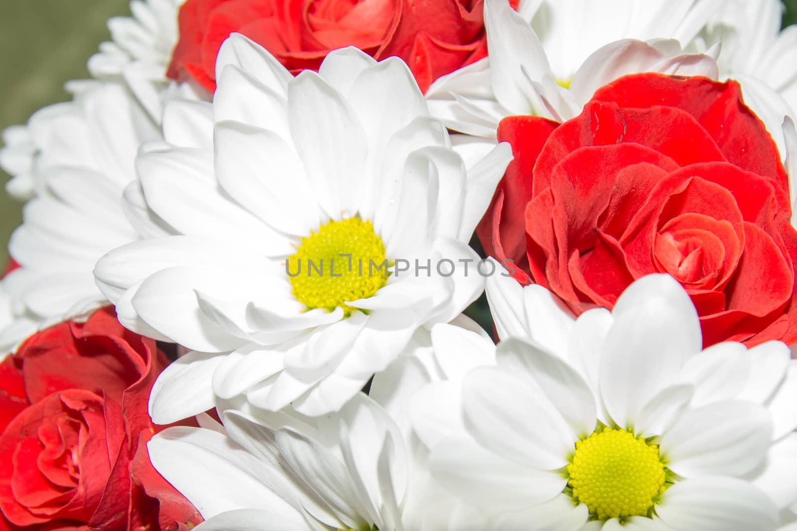 white red bridal bouquet