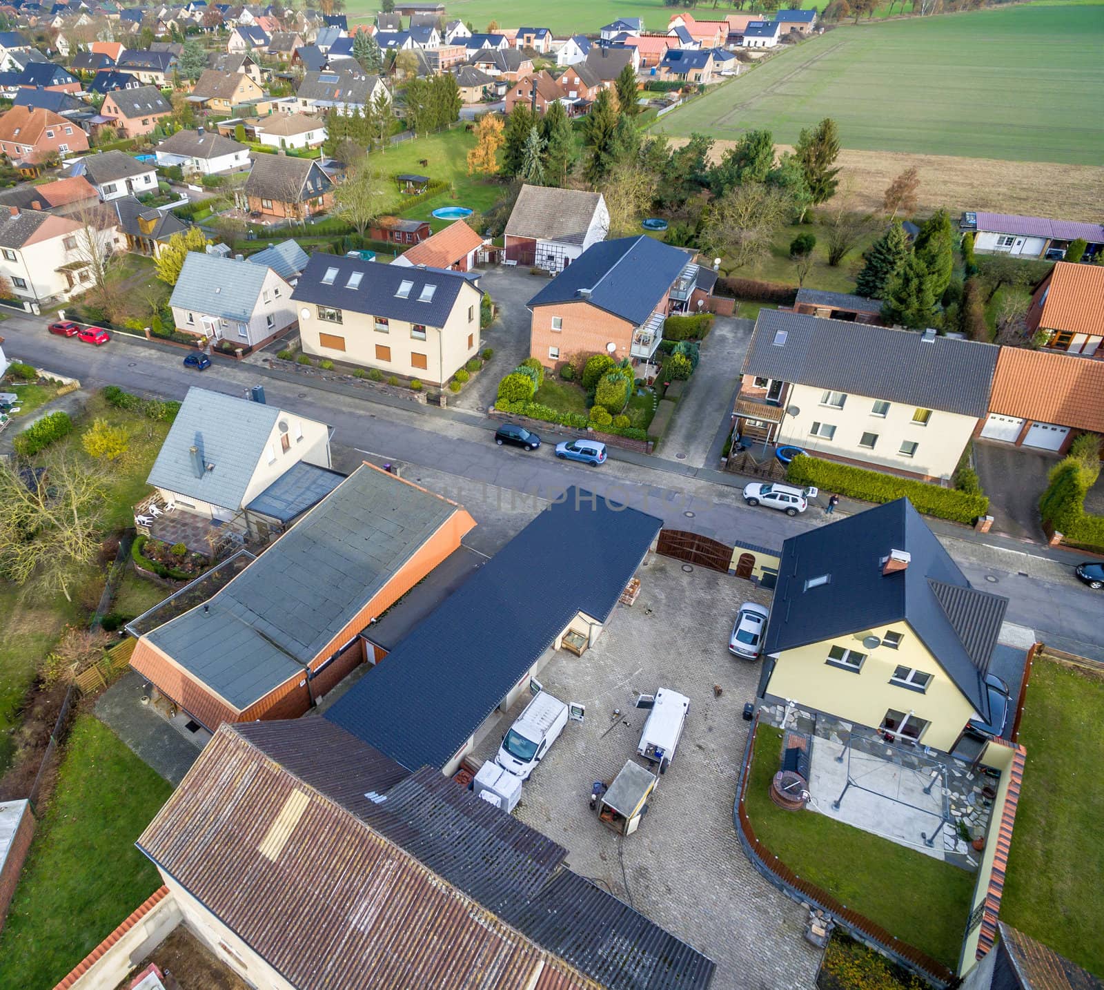 Bebauung mit Einfamilienhäusern am Rand eines Dorfes in der Nähe von Wolfsburg, Deutschland, Luftaufnahme mit der Drohne, schräger Aufnahmewinkel