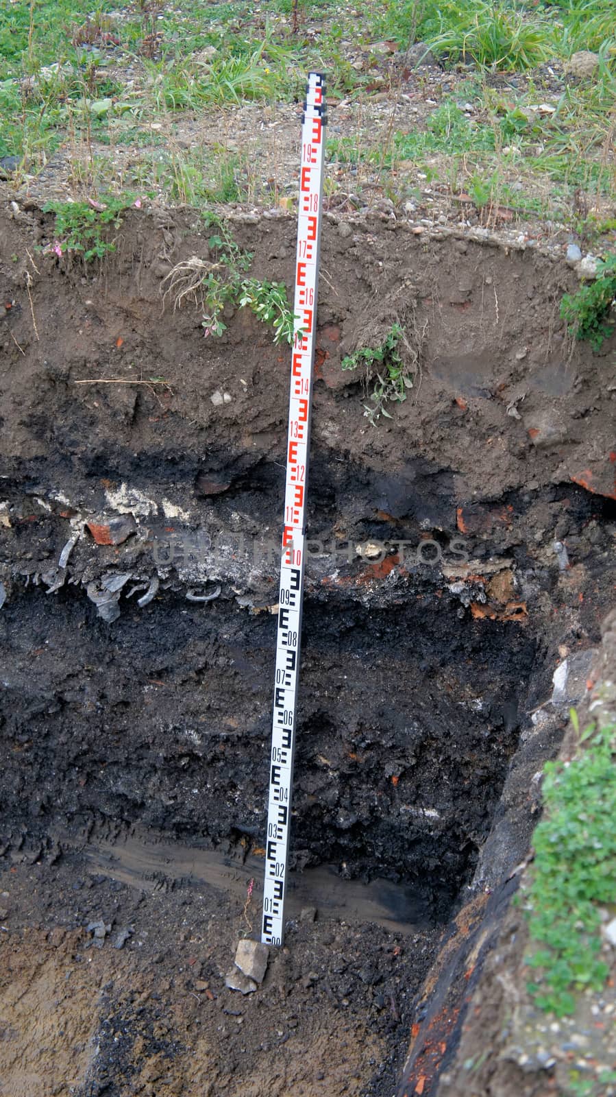 Former rubbish dump in the excavation pit, black discoloured and by geogif