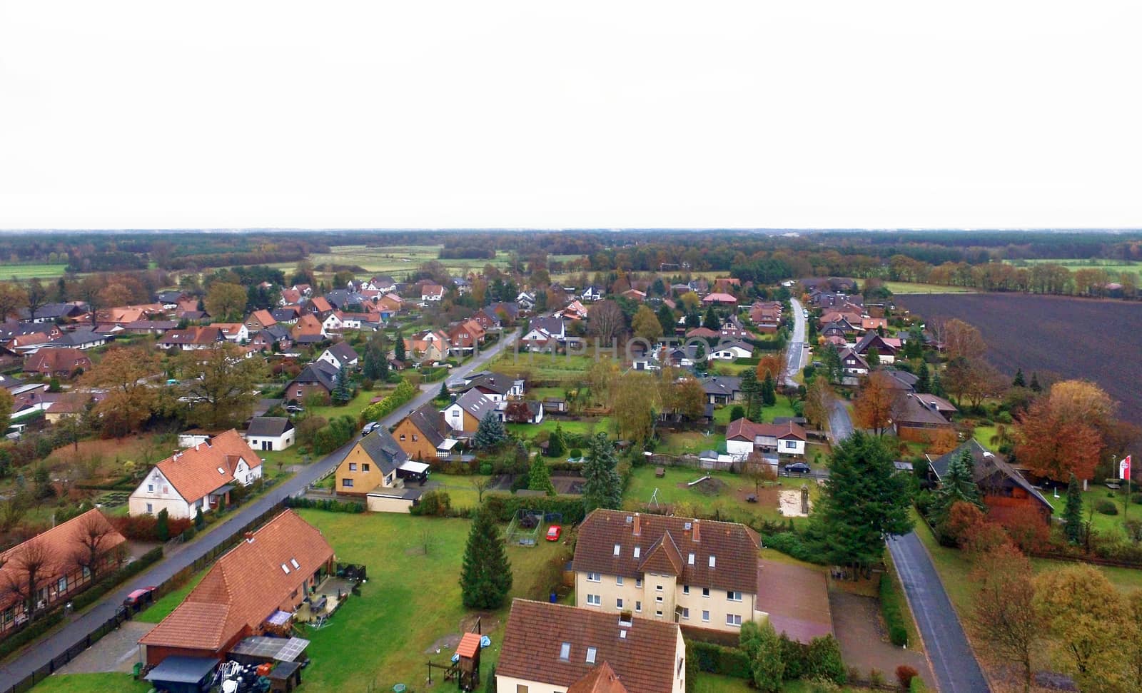Aerial photograph of a suburb in Germany with houses, streets and gardens