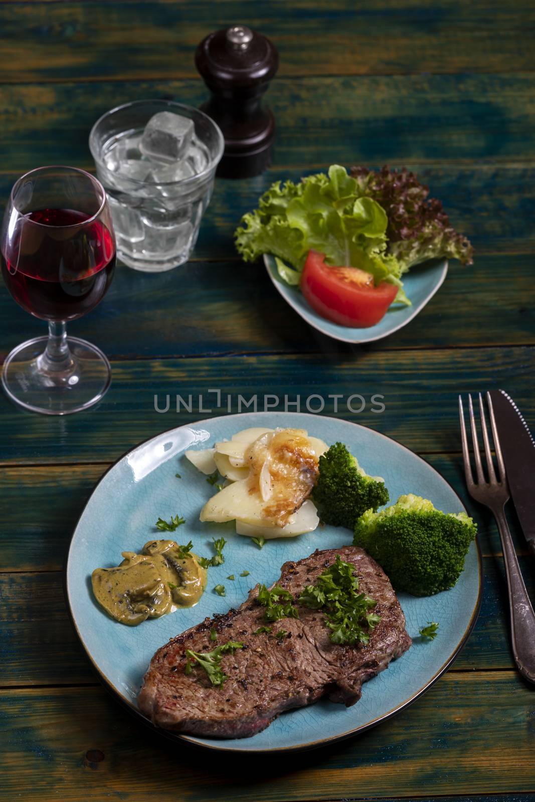 steak with broccoli by bernjuer