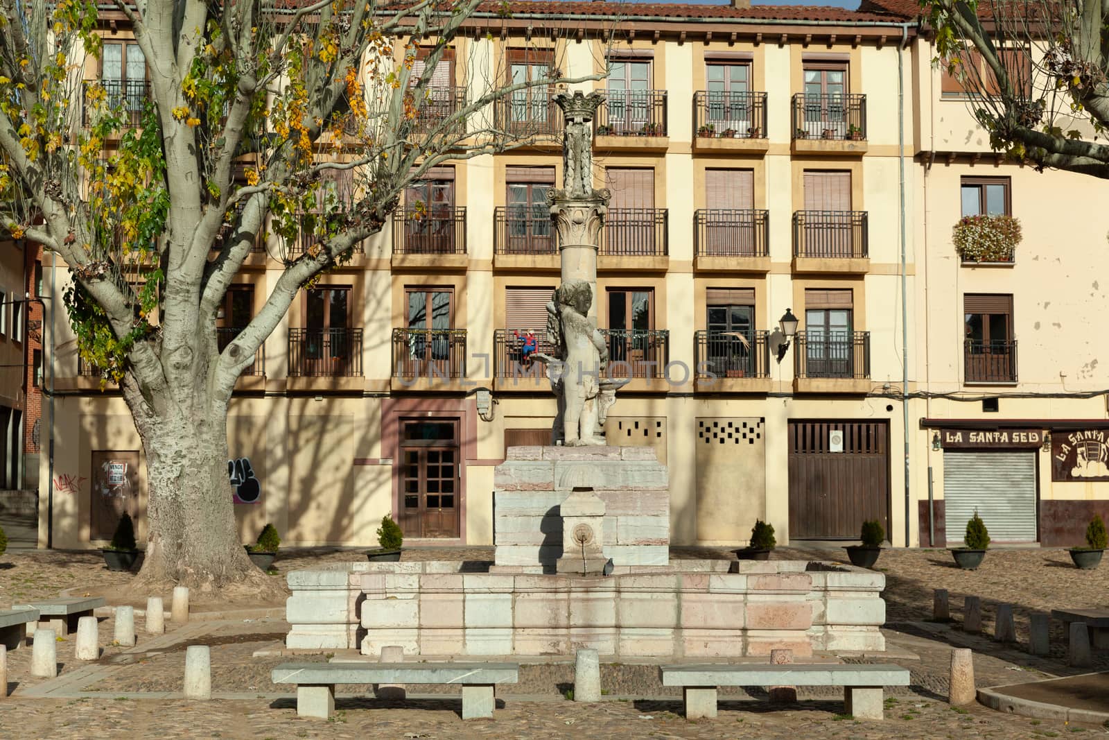 Plaza Sta. María del Camino, Leon, Spain by vlad-m