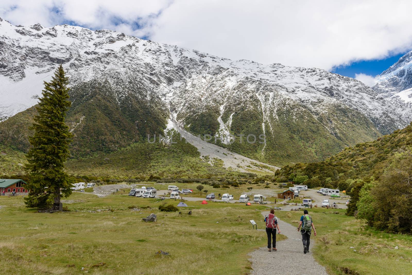 Tourists are returning to the base camp after walking along the Hooker Valley Track by nemo269