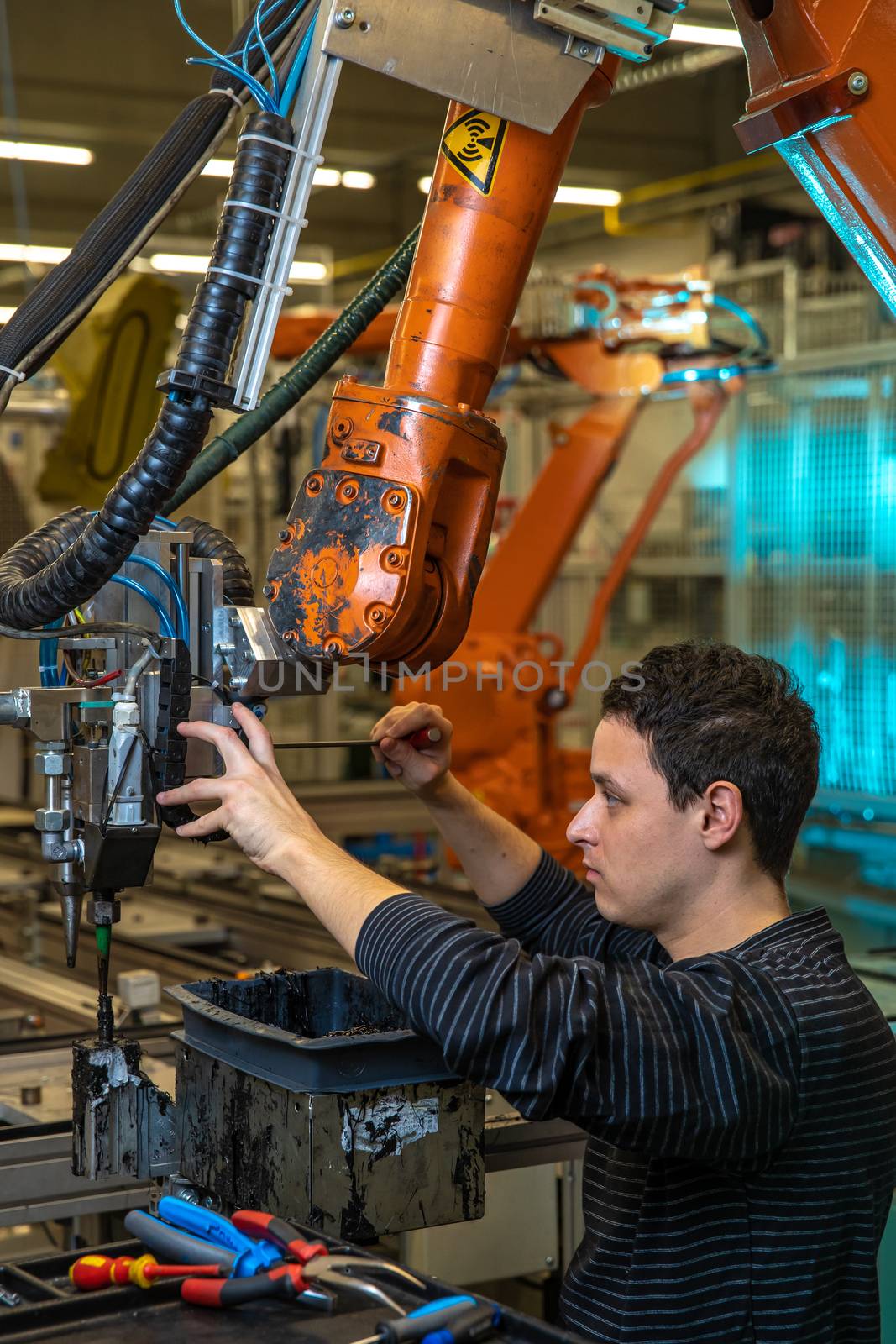 maintaining the robotic arm in times of crisis when the line is stopped due to a virus epidemic by Edophoto