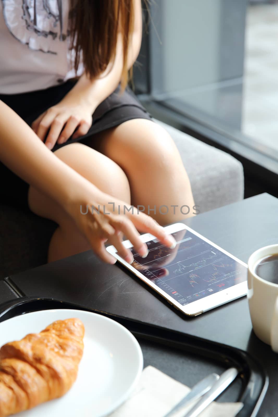 bussiness woman with tablet for bussiness in coffee shop