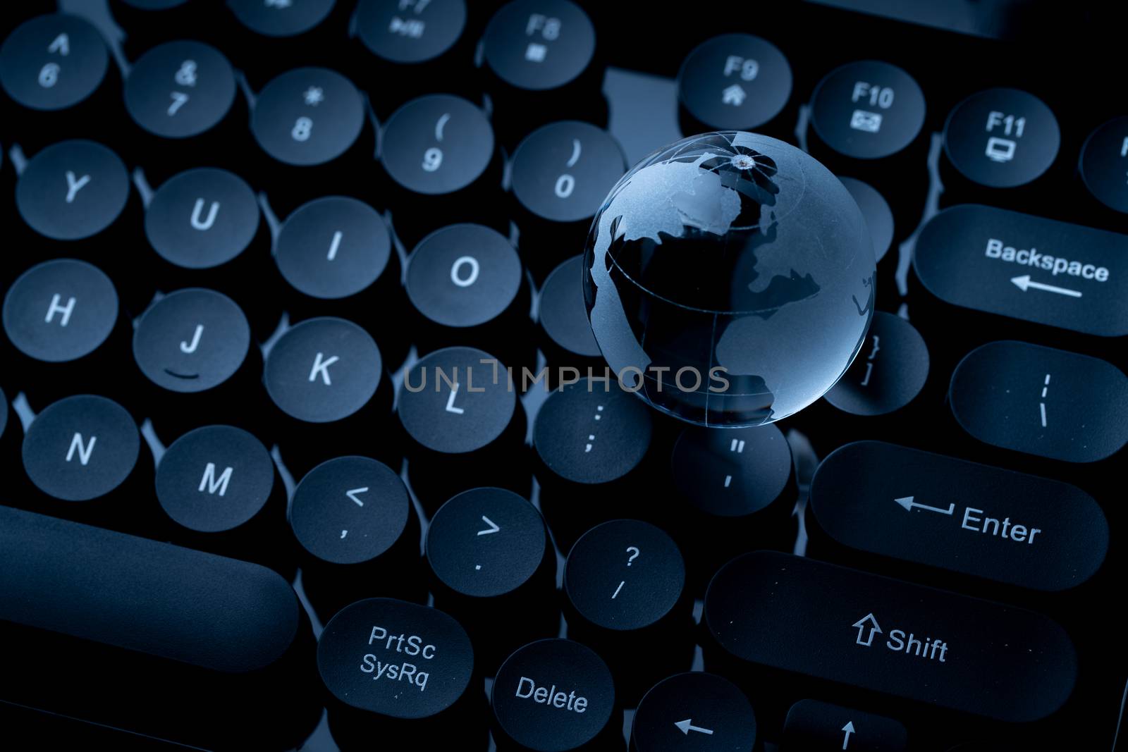 Online shopping icon with globe for global concept 