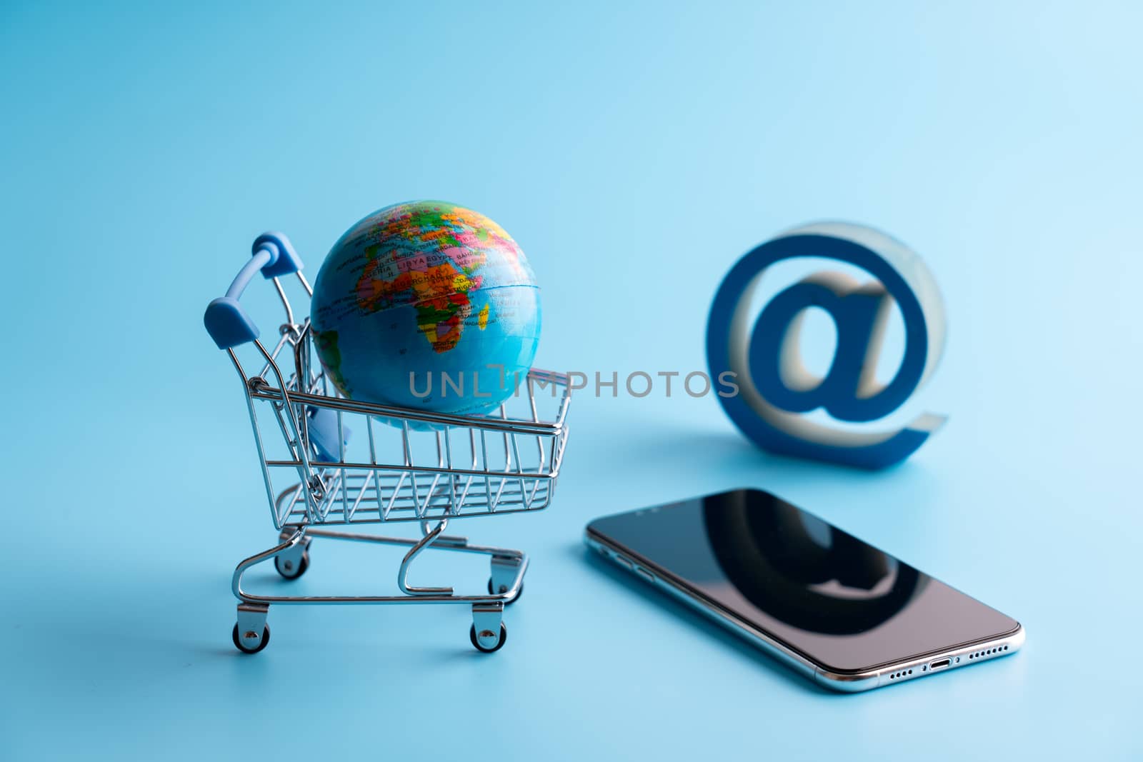 Online shopping icon with globe for global concept 