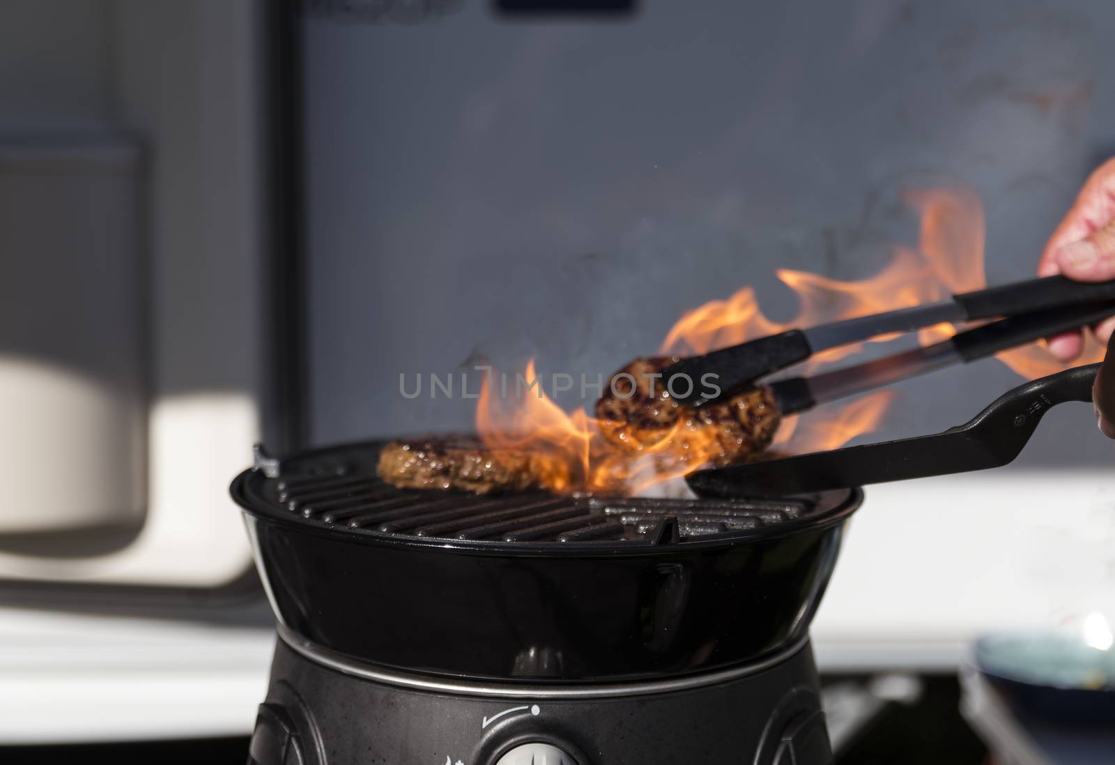 hamburges on the bbq with big flames to get the right taste